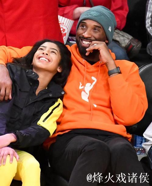 科比与瓦妮莎教女儿们镜头前微笑，结果孩子们展现出萌态假笑